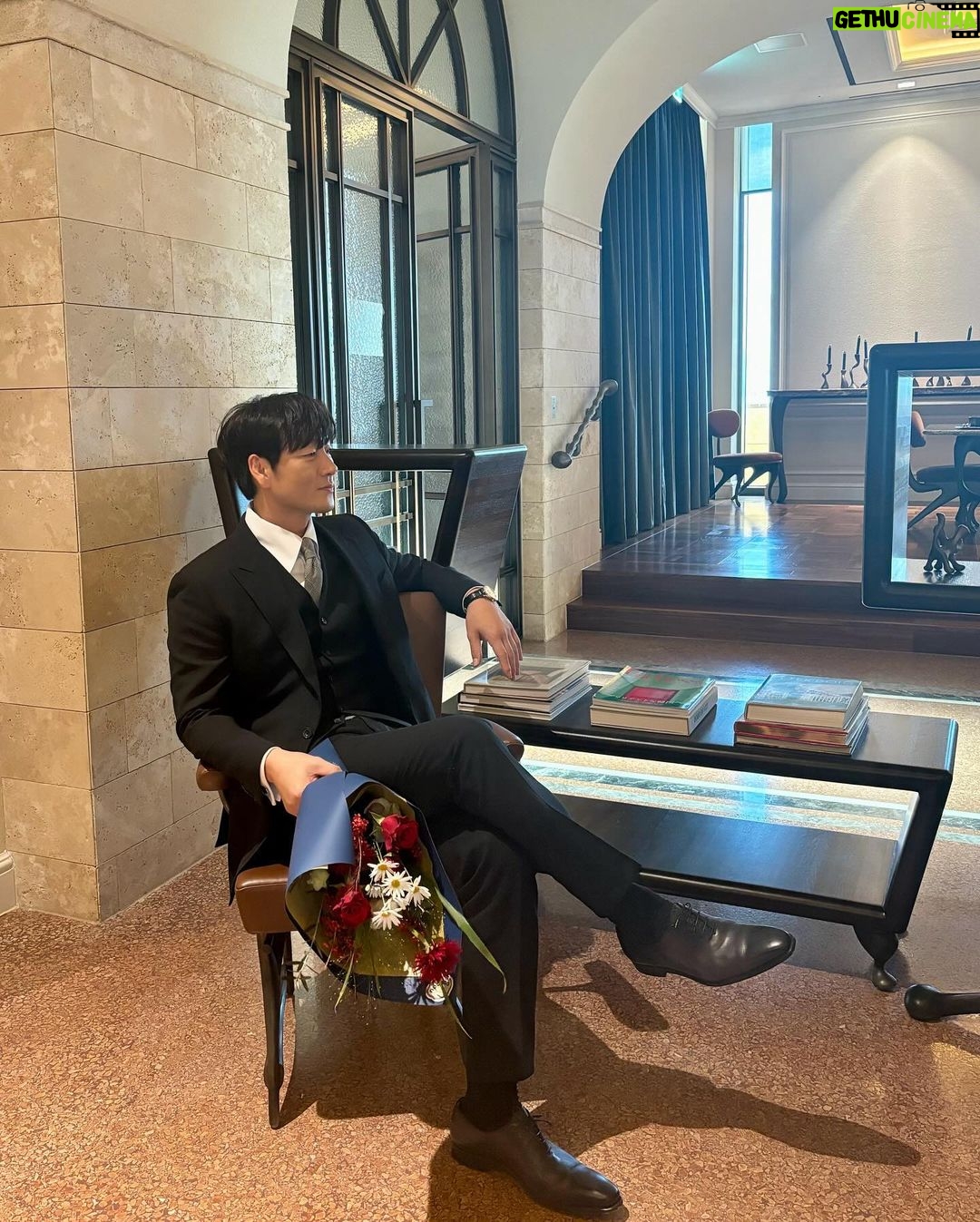 Park Hae-soo Instagram - . 저와 한지민 배우가 내레이터로 참여한 ‘고래와 나’는 지구에서 가장 크고 가장 오래 살며 가장 긴 거리를 이동하는 포유류지만, 여전히 미지의 동물인 고래의 은밀한 세상을 담은 다큐멘터리입니다. ‘고래와 나’가 18일 오후 11시 5분 1부 ‘머나먼 신비’로 방송될 예정이니 많은 관심 부탁드립니다. 🐳 1부 머나먼 신비 🐳 2부 고래의 노래를 들어라 🐳 3부 거대한 SOS 🐳 4부 고래가 당신에게
