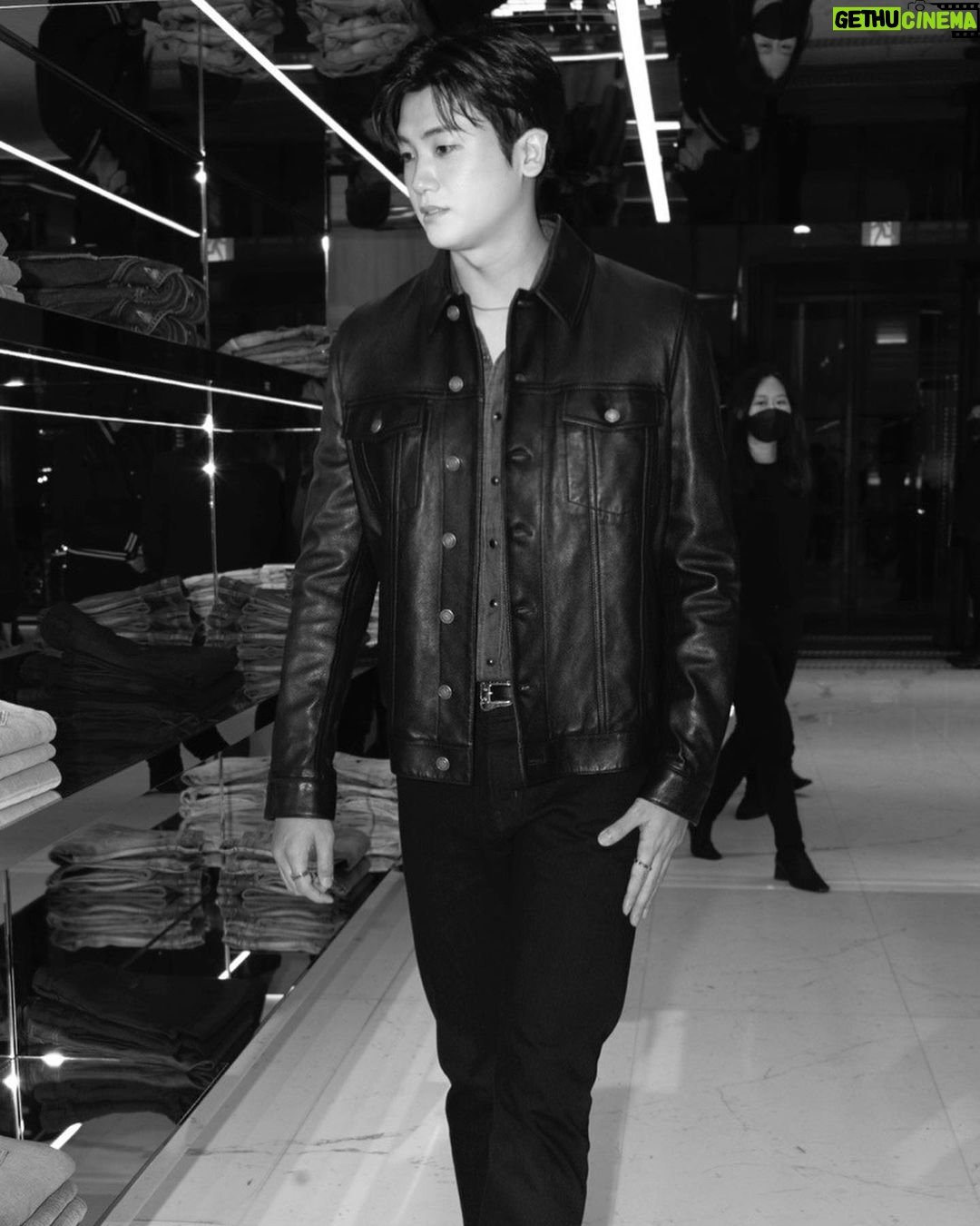 Park Hyung-sik - 2.2 Million Likes - ❤️ @ysl