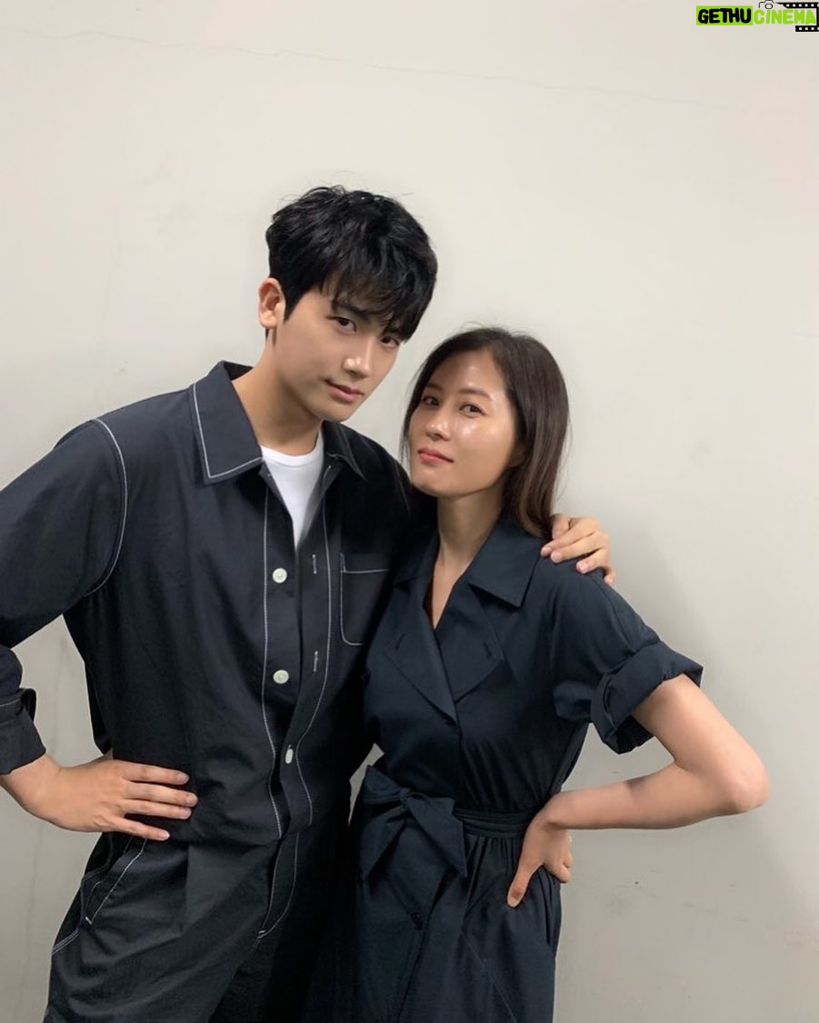 Park Hyung-sik Instagram - 8번 배심원과 재판장님! #배심원들 #문소리 #박형식 #지금까지이런법정물은없었다 #지금당장보러가세요 ❤️