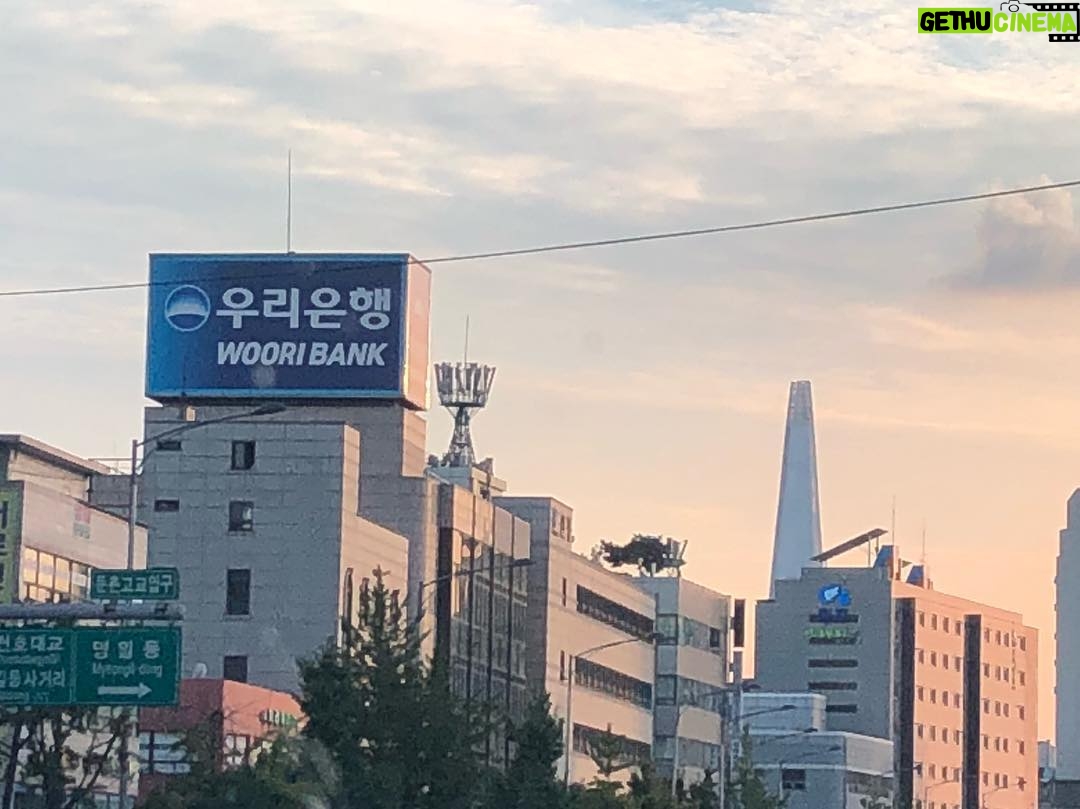 Park Hyung-sik Instagram - 붉은노을 달콤한 한잔의 홍차.