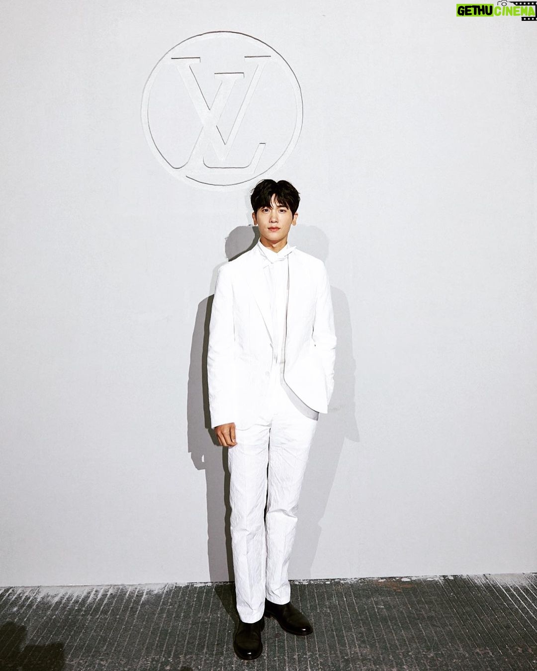 Park Hyung-sik - 1.6 Million Likes - #광고 #LVPREFALL @LOUISVUITTON