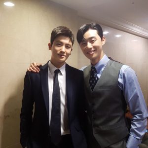 Park Hyung-sik Instagram - 유명그룹 이영준 부회장님을 우리 강&함 특급 클라이언트로 모시기 성공. 다음은 "BTS - V(뷔,혹은 퉤퉤 혹은 쭈구리)"님을 모시러.. #촬영장에응원하러와준_서준형_알라뷰_퉤퉤도_^^