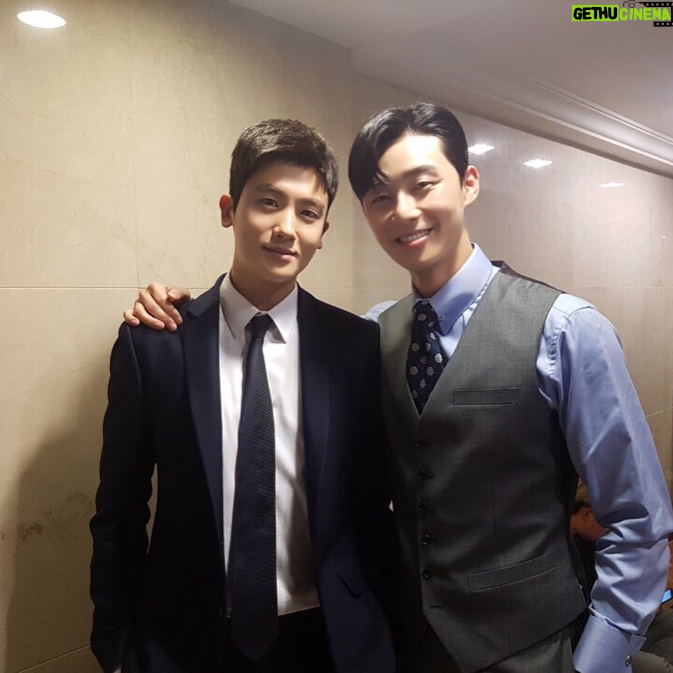 Park Hyung-sik - 1.6 Million Likes - 유명그룹 이영준 부회장님을 우리 강&함 특급 클라이언트로 모시기 성공. 다음은 "BTS - V(뷔,혹은 퉤퉤 혹은 쭈구리)"님을 모시러.. #촬영장에응원하러와준_서준형_알라뷰_퉤퉤도_^^