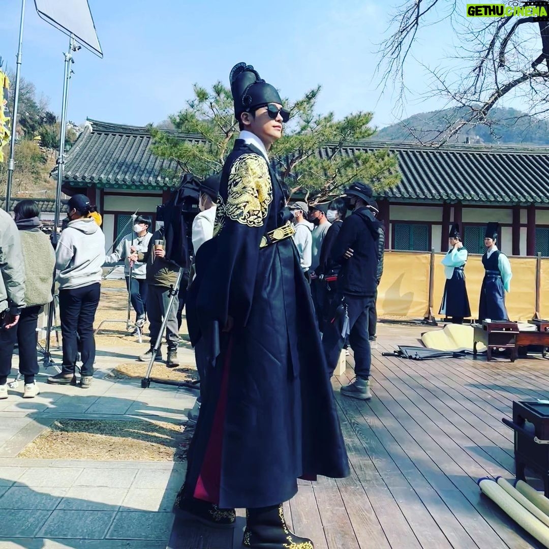 Park Hyung-sik - 2.1 Million Likes - 지금까지 청춘월담 사랑해주신분들께 진심으로 감사드립니다! 긴 시간동안 함께 한 우리 청춘월담 팀. 정말 고생도 많이 했지만 행복했습니다. 고맙습니다. 앞으로도 좋은 모습으로 인사드릴게요!! 🙏🏻