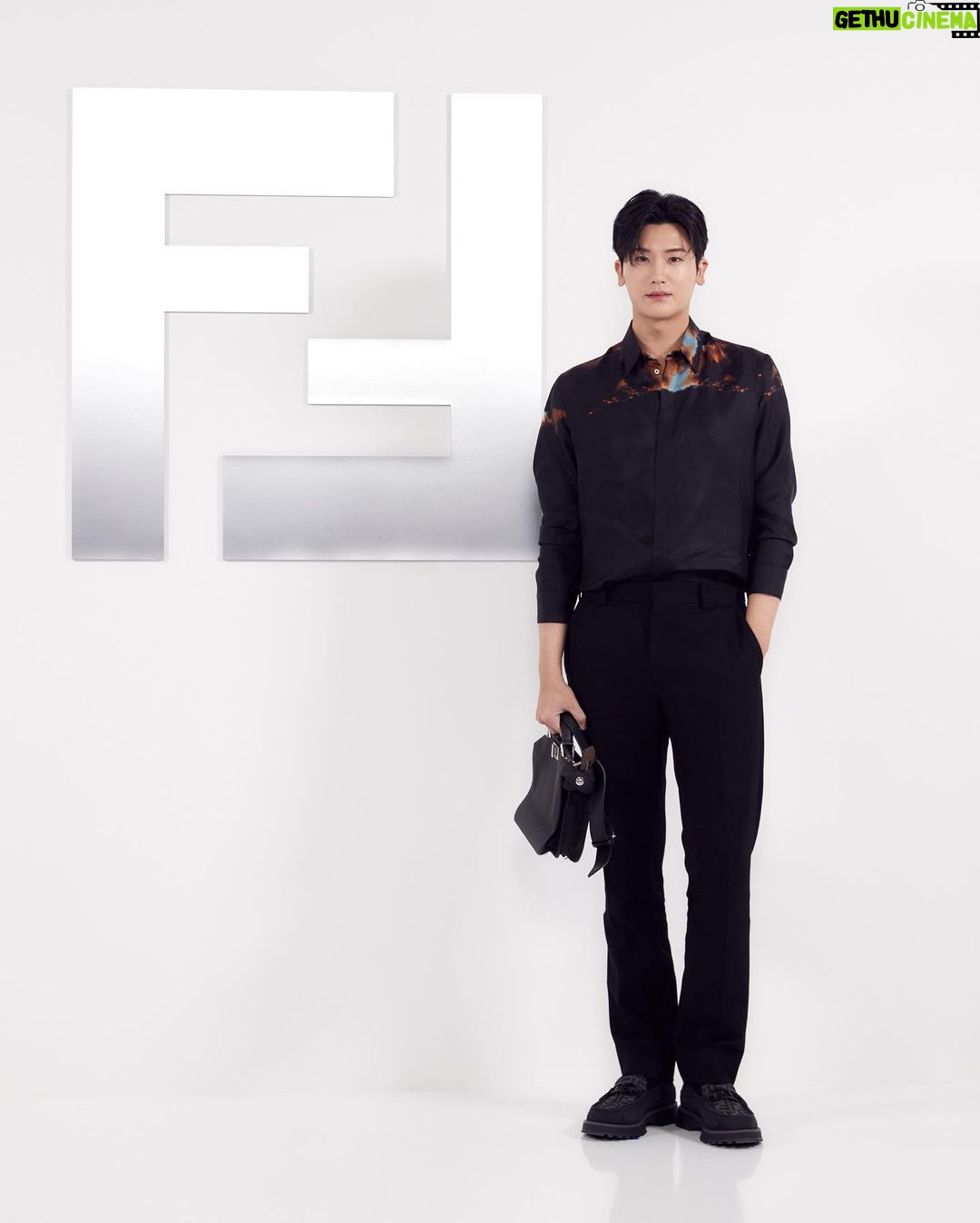Park Hyung-sik - 1.6 Million Likes - @fendi #PalazzoFendiSeoul #FendiSS23 🙏🏻