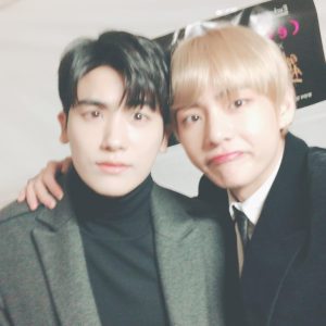 Park Hyung-sik Instagram - 세계1위 미남을 만나봤습니다.  그는 실제로도 잘생겼더군요. 부러우니까 그만 써야지.