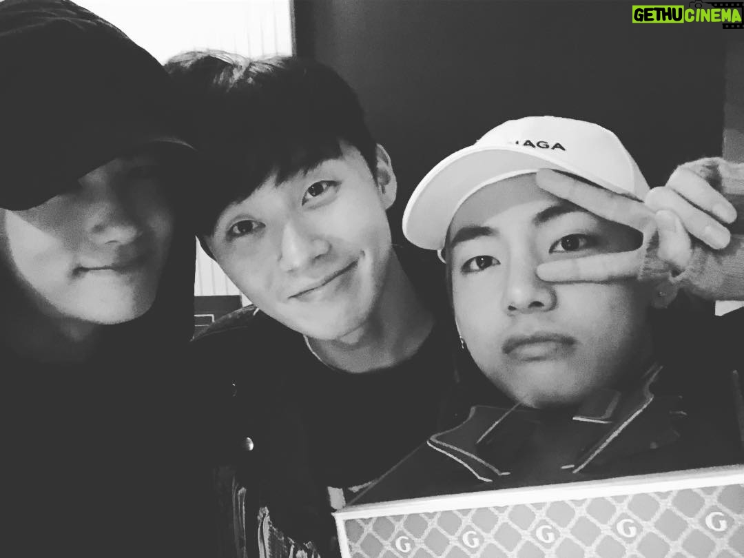 Park Hyung-sik - 1.6 Million Likes - 그리고 30일엔 결국 정모를.. 세계1위 미남과 내맘속1위미남 형님과 함께해 영광이었슴다..