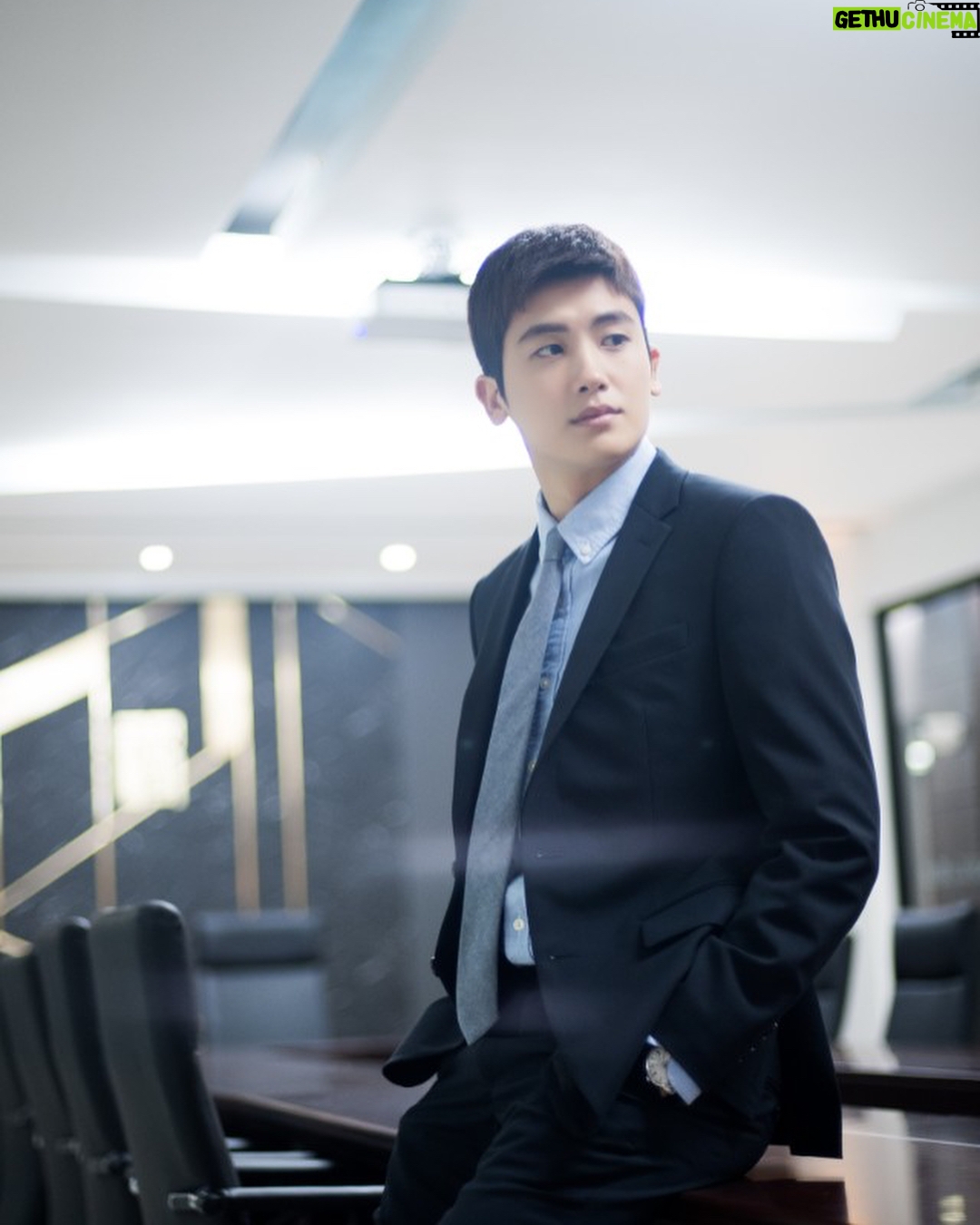 Park Hyung-sik Instagram - 오늘 밤 10시 KBS 드라마 "슈츠" 첫방송. #두남자의특별한법정플레이 #슈츠 #수목드라마 #밤10시 @goinsuits
