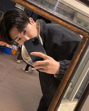 Park Hyung-sik Instagram - 👀📷