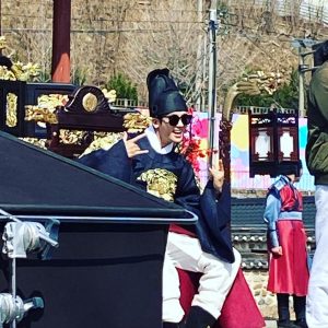 Park Hyung-sik Instagram - 지금까지 청춘월담 사랑해주신분들께 진심으로 감사드립니다! 긴 시간동안 함께 한 우리 청춘월담 팀. 정말 고생도 많이 했지만 행복했습니다. 고맙습니다. 앞으로도 좋은 모습으로 인사드릴게요!! 🙏🏻