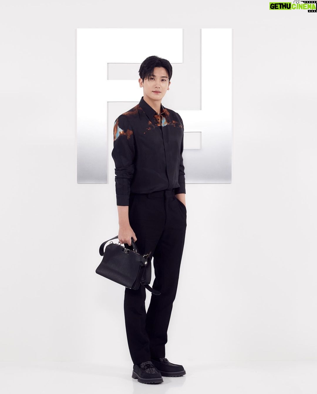 Park Hyung-sik - 1.6 Million Likes - @fendi #PalazzoFendiSeoul #FendiSS23 🙏🏻