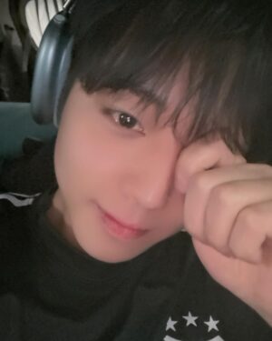 Park Ji-hoon Instagram - 😛😜🎶