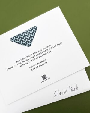 Park Ji-hoon Instagram - 미우치아 프라다와 라프 시몬스가 함께하는 프라다 FW23 남성복 컬렉션, 2023년 1월 15일 오후 10시 프라다 닷컴을 통해 함께 보실 수 있습니다💚

@prada #Prada #PradaFW23 #PradaSymbole