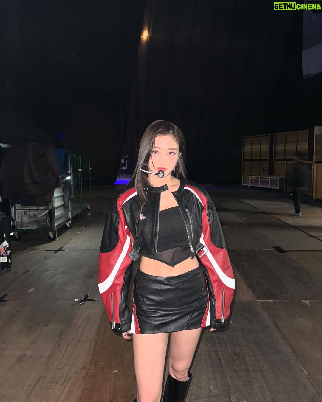 Park Ji-hyo Instagram - 2023한 해 동안 많은 원스들 만날 수 있어서 행복했어요 2024도 이겨내!✨ 하루 늦었지만 모두들 새해 복 많이 받으세요🤍