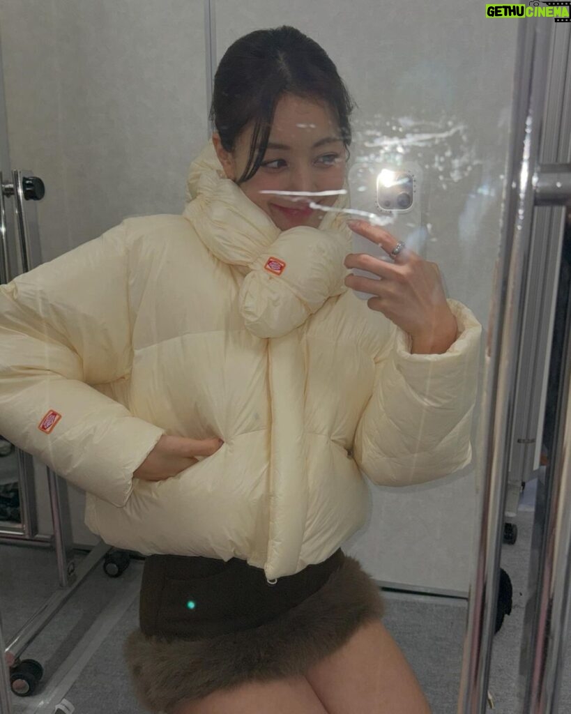 Park Ji-hyo Instagram - 날이 추워진다아🧣☃ #광고 #아웃도어리서치 #컬러미오알
