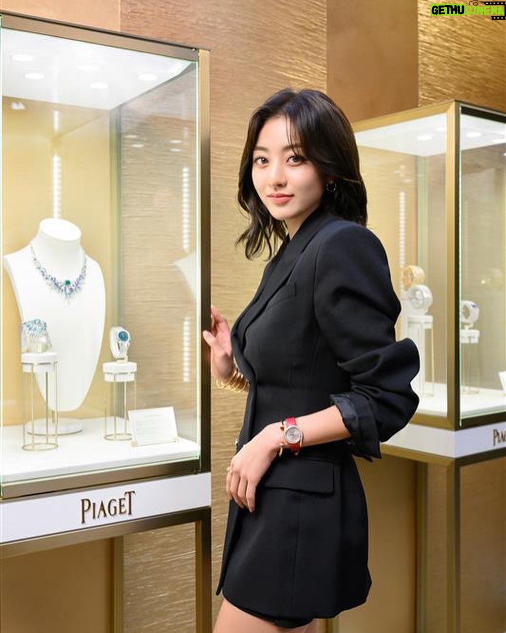 Park Ji-hyo Instagram - #광고 대담하면서도 화려하고 우아한 품격을 지닌 여성 주얼리 워치의 대명사 라임라이트 갈라 50주년 전시 #Piaget #LimelightGala #피아제 #피아제라임라이트갈라50주년