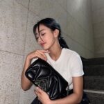 Park Ji-hyo Instagram - #광고 맥퀸씰백🩶 #AlexanderMcQueen #McQueenAW23 #McQueenSeal #알렉산더맥퀸