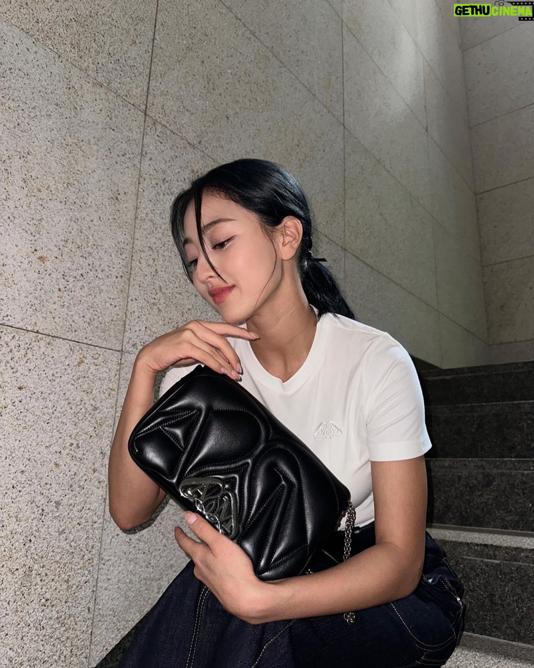 Park Ji-hyo Instagram - #광고 맥퀸씰백🩶 #AlexanderMcQueen #McQueenAW23 #McQueenSeal #알렉산더맥퀸