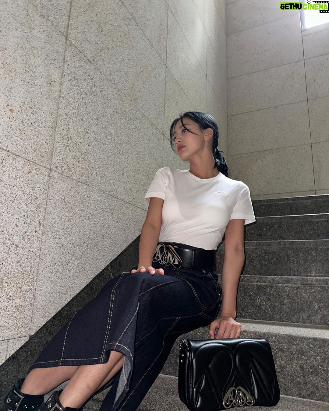 Park Ji-hyo Instagram - #광고 맥퀸씰백🩶 #AlexanderMcQueen #McQueenAW23 #McQueenSeal #알렉산더맥퀸