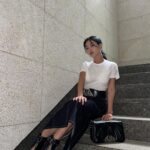 Park Ji-hyo Instagram - #광고 맥퀸씰백🩶 #AlexanderMcQueen #McQueenAW23 #McQueenSeal #알렉산더맥퀸