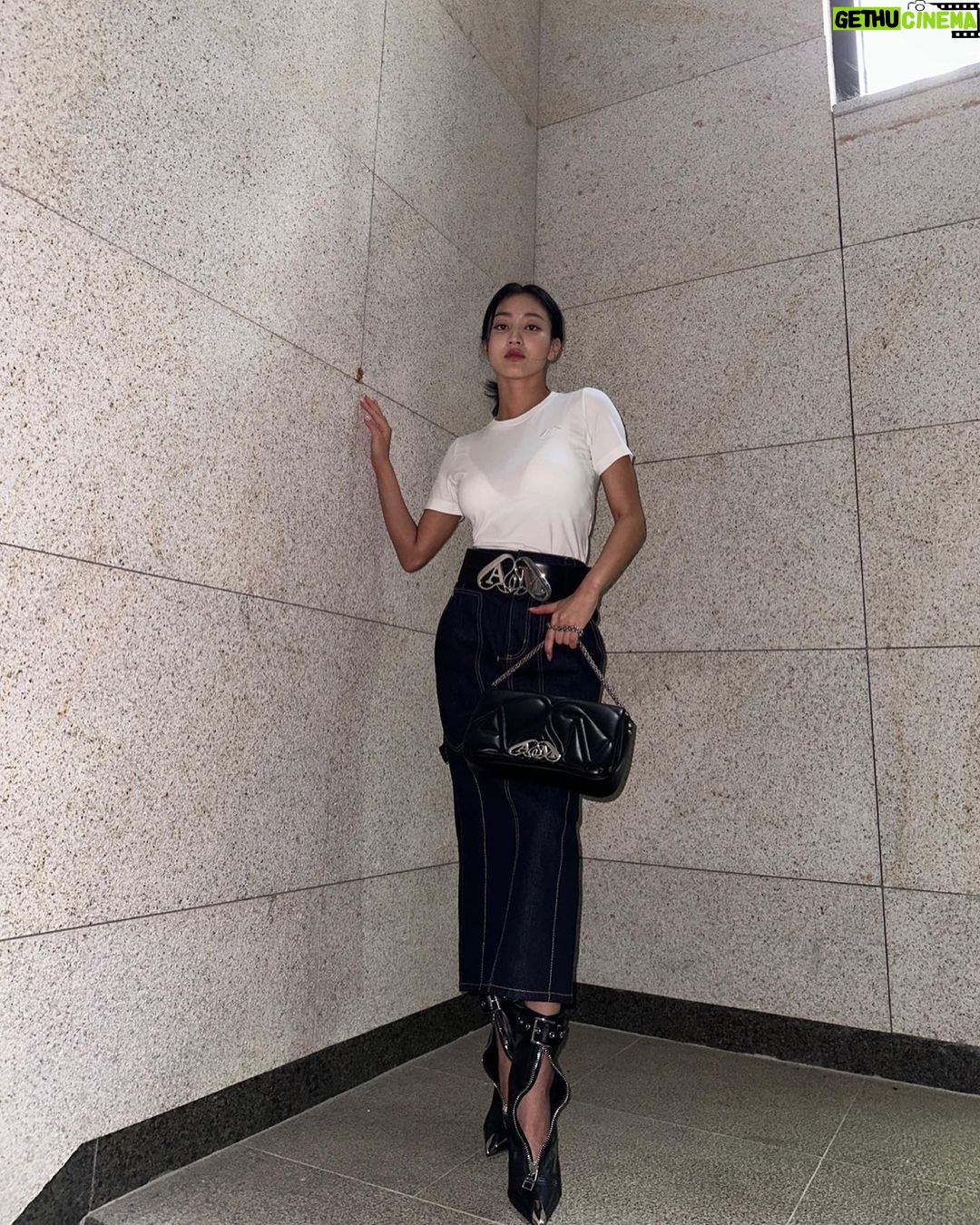Park Ji-hyo Instagram - #광고 맥퀸씰백🩶 #AlexanderMcQueen #McQueenAW23 #McQueenSeal #알렉산더맥퀸