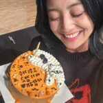 Park Ji-hyo Instagram - 첫 솔로 활동이 끝났습니다👏 여러모로 많이 배우고 성장한 시간이었어요 걱정도 많고 탈도 많았던 이번 앨범이라 이젠 더 뜻깊은 시간이 되었네요  이번 앨범을 통해서 ‘지효‘라는 사람이 어떤 가수이고 어떻게 살아가는 사람인지 알려주고 싶었는데  듣고, 보는 이들의 마음에 얼마나 닿았을지는 모르겠지만 최선을 다한지라 후회는 없는 시간이었습니다 응원해 주시고 도움 주신 모든 분들 많이 아끼고 사랑하고 감사합니다 이뤄 내주신 모든 성적은 원스들과 또 함께해 준 3본부 분들과 헤메스스텝분들 함께 충분히 나누고 기뻐하고 싶네요  앞으로 쭉쭉 뻗어나갈 TWICE 활동도 많이 응원해 주세요😀 모두들 진심으로 감사합니다 My first solo album promotion has finally come to an end👏 It was a time where I learned and grew in various ways. I felt so nervous and was so worried, but because of those feelings, I think it turned out to be super meaningful. Through this album, I wanted to show and let people know who “JIHYO” is as an artist and a person. I am not sure how much I really reached and touched the hearts of those who listened to my songs and watched my videos, but I gave it my all, so no regrets there😀 I really love and appreciate everyone who cheered me on and supported me throughout this whole journey🧡Big thanks to the awesome JYP Division 3 crew and, of course, shoutout to ONCE - this happiness is for all of us to share! Thanks for the best memories that I couldn’t have even dreamed of, and your love and support during this promotion will remain in my mind forever. Please keep the TWICE support going strong as well, and thank you so much everyone! Sincerely, JIHYO (TWICE)