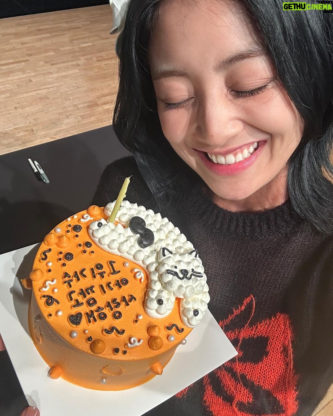 Park Ji-hyo Instagram - 첫 솔로 활동이 끝났습니다👏
여러모로 많이 배우고 성장한 시간이었어요
걱정도 많고 탈도 많았던 이번 앨범이라 이젠 더 뜻깊은 시간이 되었네요
이번 앨범을 통해서 ‘지효‘라는 사람이 어떤 가수이고 어떻게 살아가는 사람인지 알려주고 싶었는데
듣고, 보는 이들의 마음에 얼마나 닿았을지는 모르겠지만 최선을 다한지라 후회는 없는 시간이었습니다
응원해 주시고 도움 주신 모든 분들 많이 아끼고 사랑하고 감사합니다 이뤄 내주신 모든 성적은 원스들과 또 함께해 준 3본부 분들과 헤메스스텝분들 함께 충분히 나누고 기뻐하고 싶네요
앞으로 쭉쭉 뻗어나갈 TWICE 활동도 많이 응원해 주세요😀
모두들 진심으로 감사합니다 My first solo album promotion has finally come to an end👏 It was a time where I learned and grew in various ways. I felt so nervous and was so worried, but because of those feelings, I think it turned out to be super meaningful. Through this album, I wanted to show and let people know who “JIHYO” is as an artist and a person. I am not sure how much I really reached and touched the hearts of those who listened to my songs and watched my videos, but I gave it my all, so no regrets there😀 I really love and appreciate everyone who cheered me on and supported me throughout this whole journey🧡Big thanks to the awesome JYP Division 3 crew and, of course, shoutout to ONCE - this happiness is for all of us to share! Thanks for the best memories that I couldn’t have even dreamed of, and your love and support during this promotion will remain in my mind forever. Please keep the TWICE support going strong as well, and thank you so much everyone! Sincerely, JIHYO (TWICE)