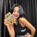 Park Ji-hyo Instagram - I want it , I got it 💵