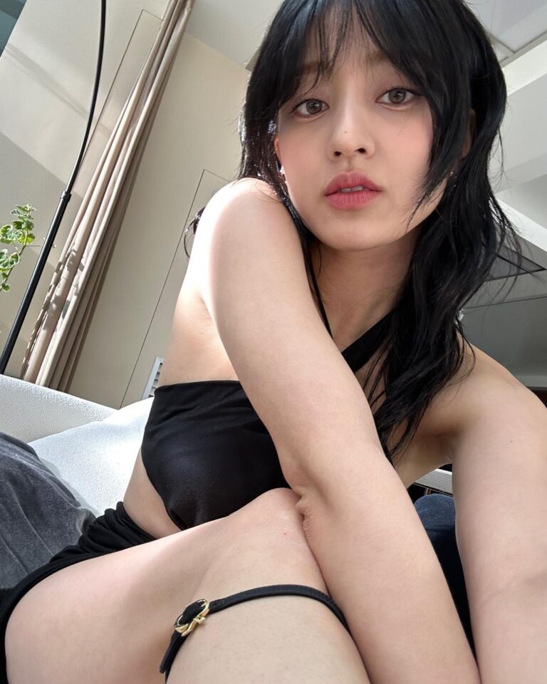 Park Ji-hyo Instagram - 🐈‍⬛