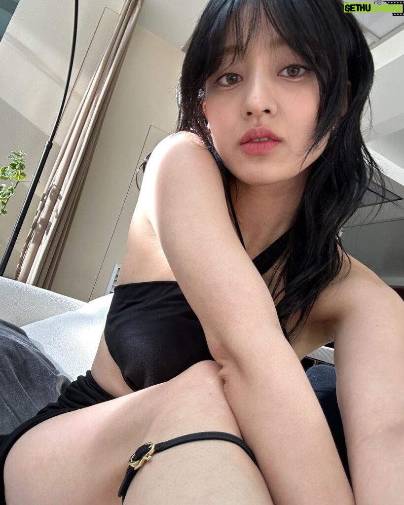 Park Ji-hyo Instagram - 🐈‍⬛