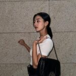 Park Ji-hyo Instagram - #광고 맥퀸씰백🩶 #AlexanderMcQueen #McQueenAW23 #McQueenSeal #알렉산더맥퀸