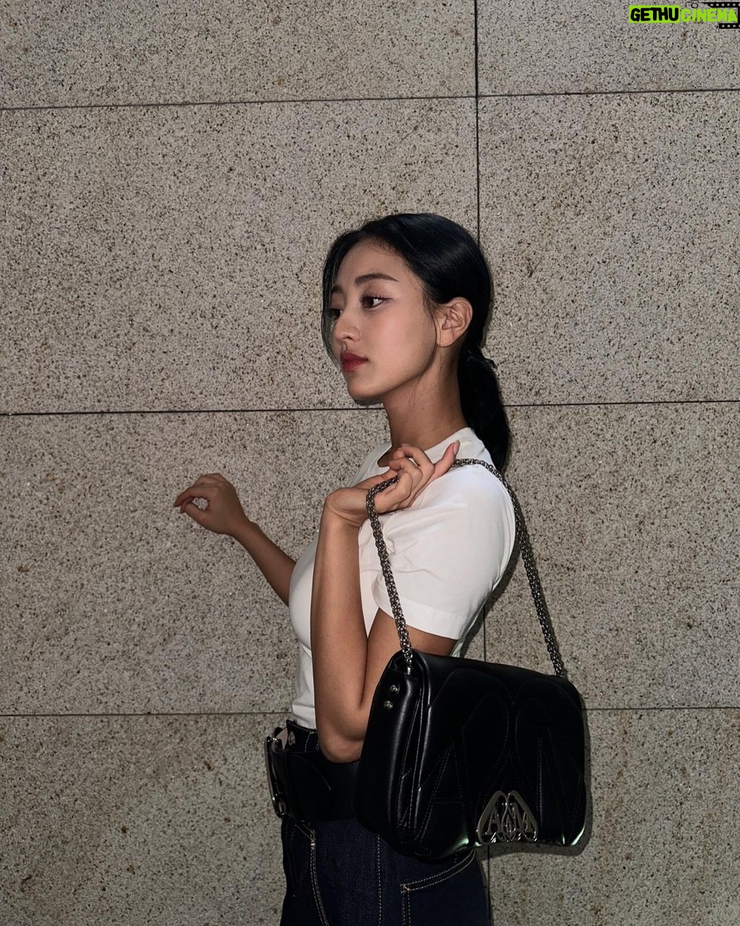 Park Ji-hyo Instagram - #광고 맥퀸씰백🩶 #AlexanderMcQueen #McQueenAW23 #McQueenSeal #알렉산더맥퀸