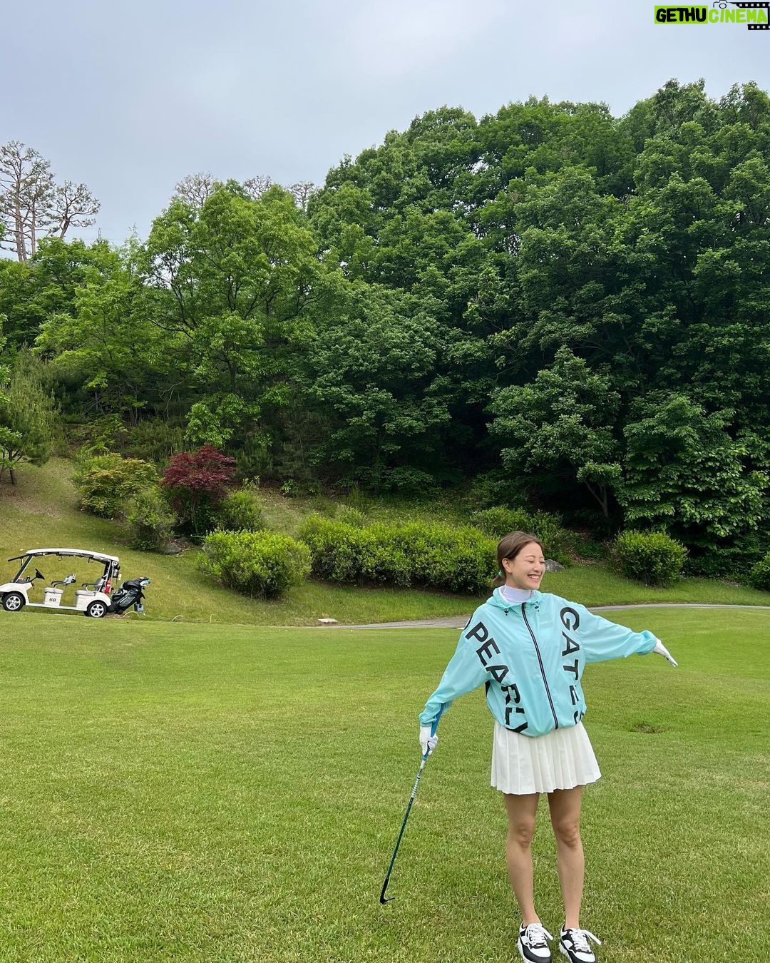 Park Ji-hyo Instagram - 비가와도 할건해야지!💚 #광고 @pearlygates_korea