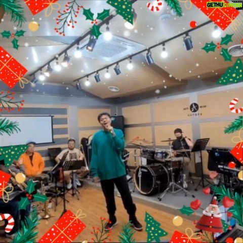 Park Jin-young Instagram - 여러분 올 한 해도 저희 아티스트들을 성원해주셔서 진심으로 감사드립니다. 언제나 부족한 부분들은 있겠지만 매년 조금씩 나아지도록 노력할테니 내년에도 많은 사랑과 성원 부탁드립니다. 2023년 멋진 복 된 한 해가 되길 빕니다! Thank you for your endless support for our artists. The company propbably won't be perfect next year but promise you that we'll strive to be better to serve you. Hope 2023 will be a wondeful one! #JYParkConcert #박진영콘서트 #JYPark #박진영 #GrooveBack