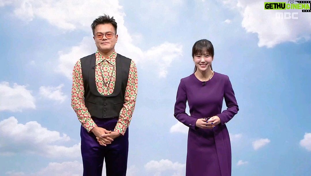 Park Jin-young Instagram - 오늘의 날씨는요 6시에 Groove가 내린다고 하니 다들 춤 출 준비하셔야겠어요! 가영님 현대무용 전공이라더니 역시♡ Today's weather, groove expected to drop on 6pm so better get ready to dance! Yes Ga Young, like a modern dance major♡ 2022.11.21 MON 6PM MUSIC 2022.12.22 THU – 25 SUN CONCERT #JYPark #박진영 #김가영 @_thegayoung #MBC뉴스투데이 #GrooveBack