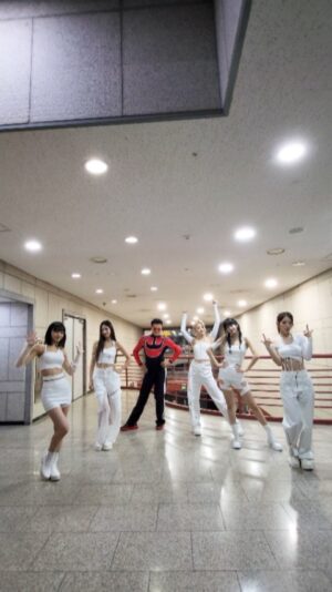 Park Jin-young Instagram - 챌린지 품앗이라는 걸 처음해봤어요 ㅋㅋ 
완전 즐거웠어요 르세라핌 여러분♡
제 ANTIFRAGILE도 기대해주세요!^^

1st time for challenge-exchange LOL
Had a blast with Le Sserafim♡
Please look out for my 'ANTIFRAGILE'!

#JYPark #박진영
#LE_SSERAFIM #르세라핌
#GrooveBack