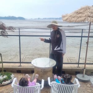 Park Jin-young Instagram - #JYPapi
#JYPark
#갯벌체험
#꽃게에물림
#Mudflat
#BitbyaCrab