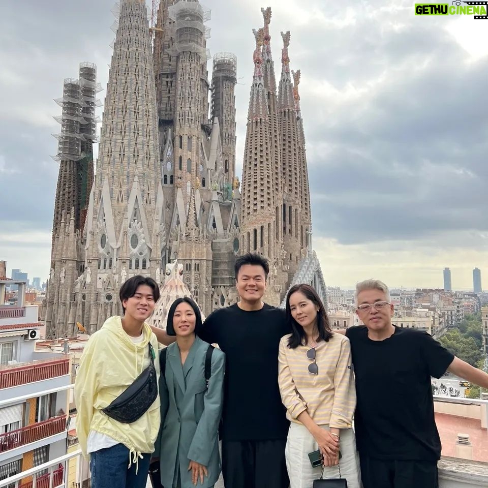 Park Jin-young Instagram - 형석이형 가인이 리아 무진이 정말 든든했고 고마웠어! 참가해준 모든 팀들 그리고 함께 도전해준 헤리티지 매스콰이어 멋진 무대로 감동을 줘서 감사해요! 선한 열정으로 우리 모두를 끌어준 싱포골드 제작진 여러분들도 정말 감사드려요! 그리고 무엇보다도 싱포골드를 지켜봐주시고 성원해주신 여러분 이 멋진 여행을 함께 해주셔서 진심으로 감사드립니다!♡ #싱포골드 #SingForGold #김형석 #한가인 #리아킴 #이무진