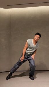 Park Jin-young Instagram - #GrooveBack원포인트레슨 #GrooveBackDanceTutorial 1. 골반 돌릴 때 정박에 왼쪽 2. 골반 돌릴 때 높낮이 차이 3. 스텝 밟을 때 무릎 벌리기 4. 방향 회전 시 팔 이용 5. 다리 밀 때 대각선 6. 팔 돌릴 때 팔꿈치 고정 #JYPark #박진영 #GrooveBack