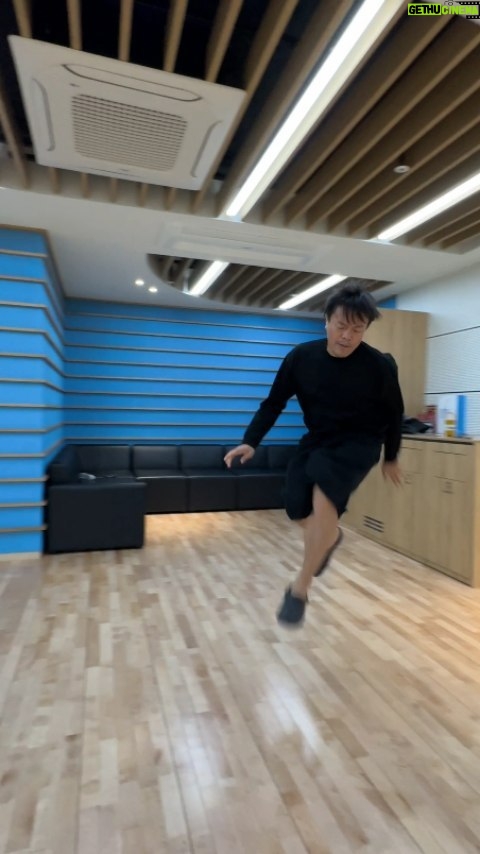 Park Jin-young Instagram - 🩴 크록스 슬릭백 🏃‍ #slickback #슬릭백 #초전도체 #공중부양 #JYPark #박진영 #ChangedMan #체인지드맨