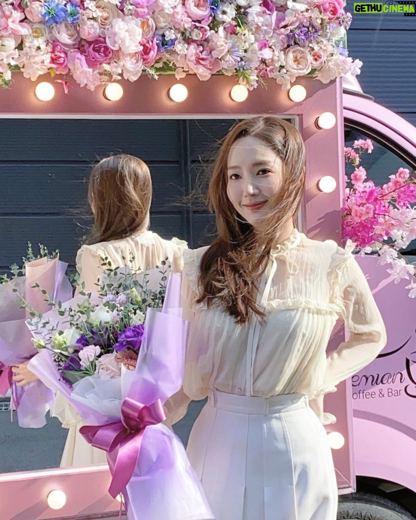 Park Min-young Instagram - 졸려죽겠지만 우리팬들덕분에 웃음이나와요 #wwwskfangroup 🎀 Thank you so much for your love & support 💕