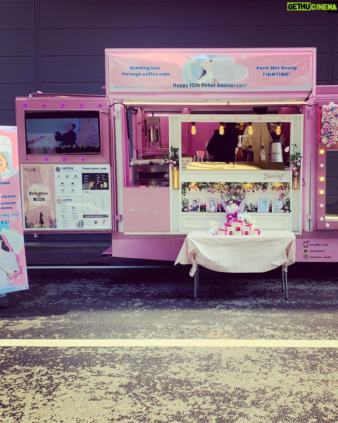 Park Min-young Instagram - 졸려죽겠지만 우리팬들덕분에 웃음이나와요 #wwwskfangroup 🎀 Thank you so much for your love & support 💕
