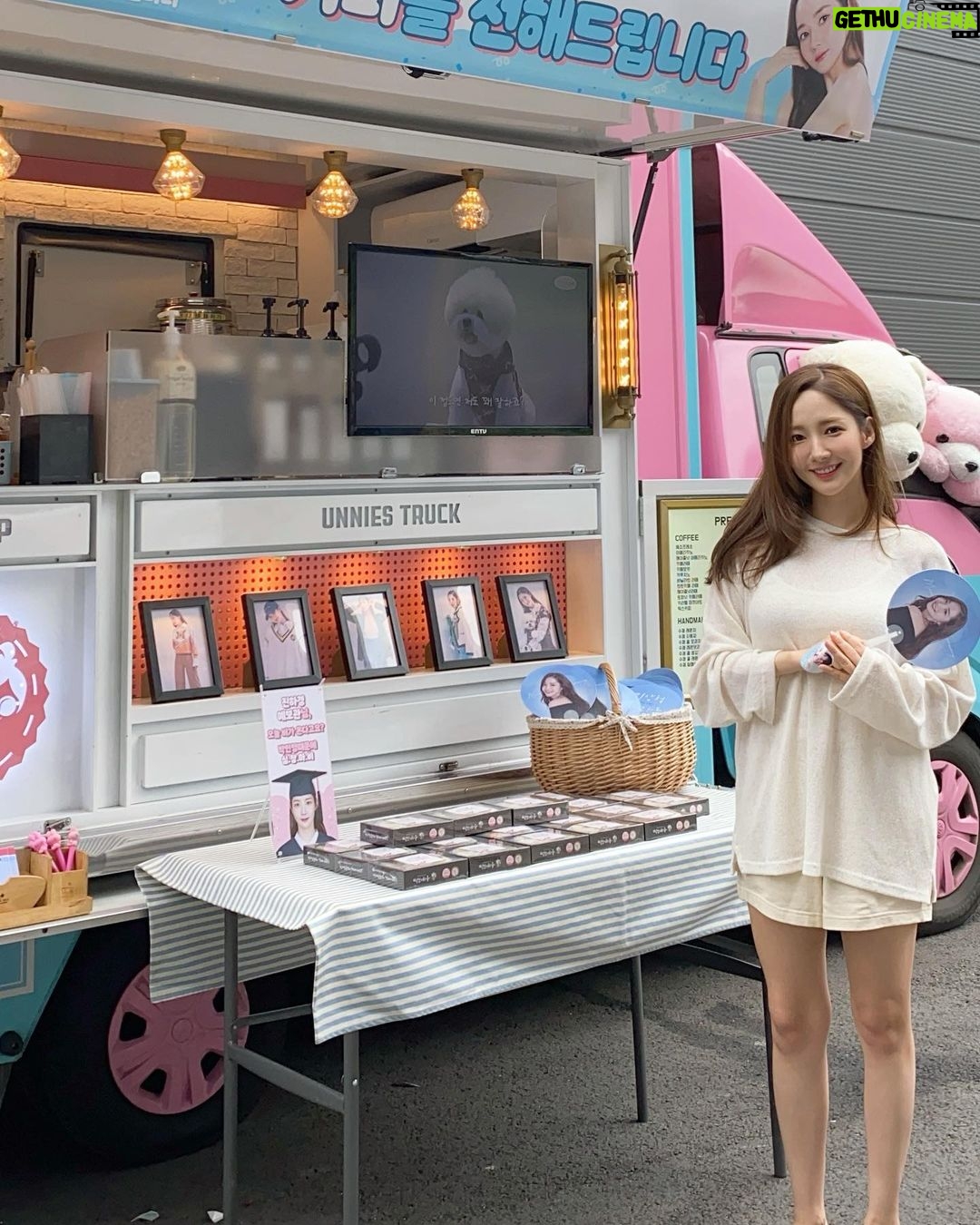 Park Min-young Instagram - #icantlivewithoutyou 콩알들없이못살지 나는🥲🧡 #미뇽갤