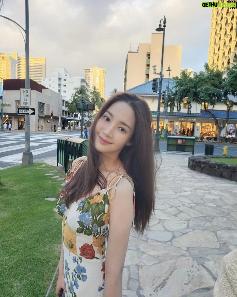 Park Min-young Instagram - 🌴