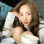 Park Min-young Instagram - 따아의 계절이 오다니 ☕️