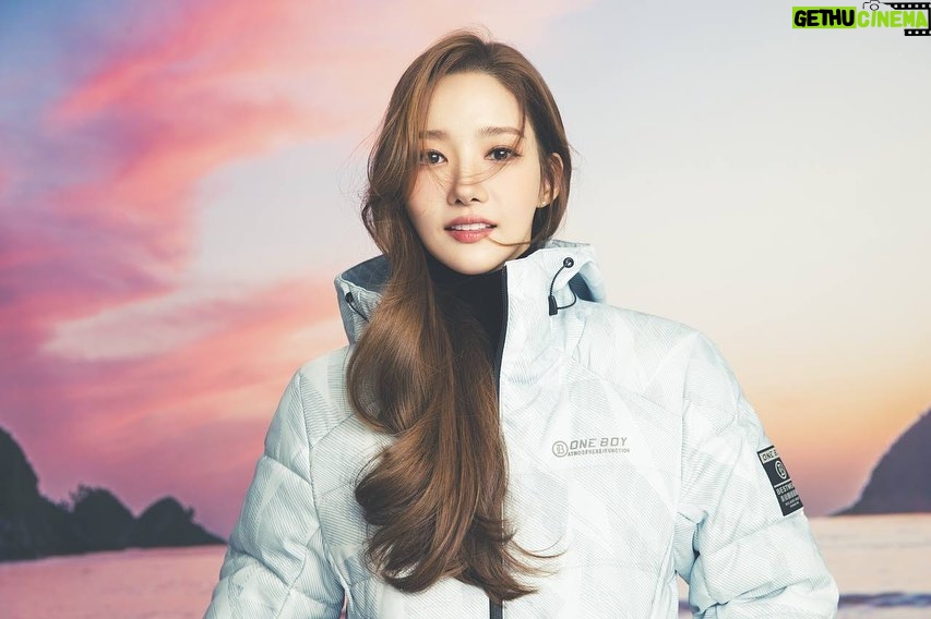 Park Min-young Instagram - 🤍 @oneboylife #ONEBOY衝鋒衣 #一穿就暖ONEBOY衝鋒衣 #用溫度擁抱你