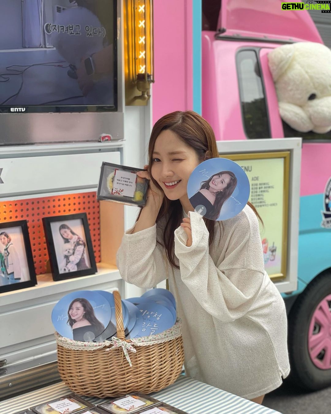 Park Min-young Instagram - #icantlivewithoutyou 콩알들없이못살지 나는🥲🧡 #미뇽갤