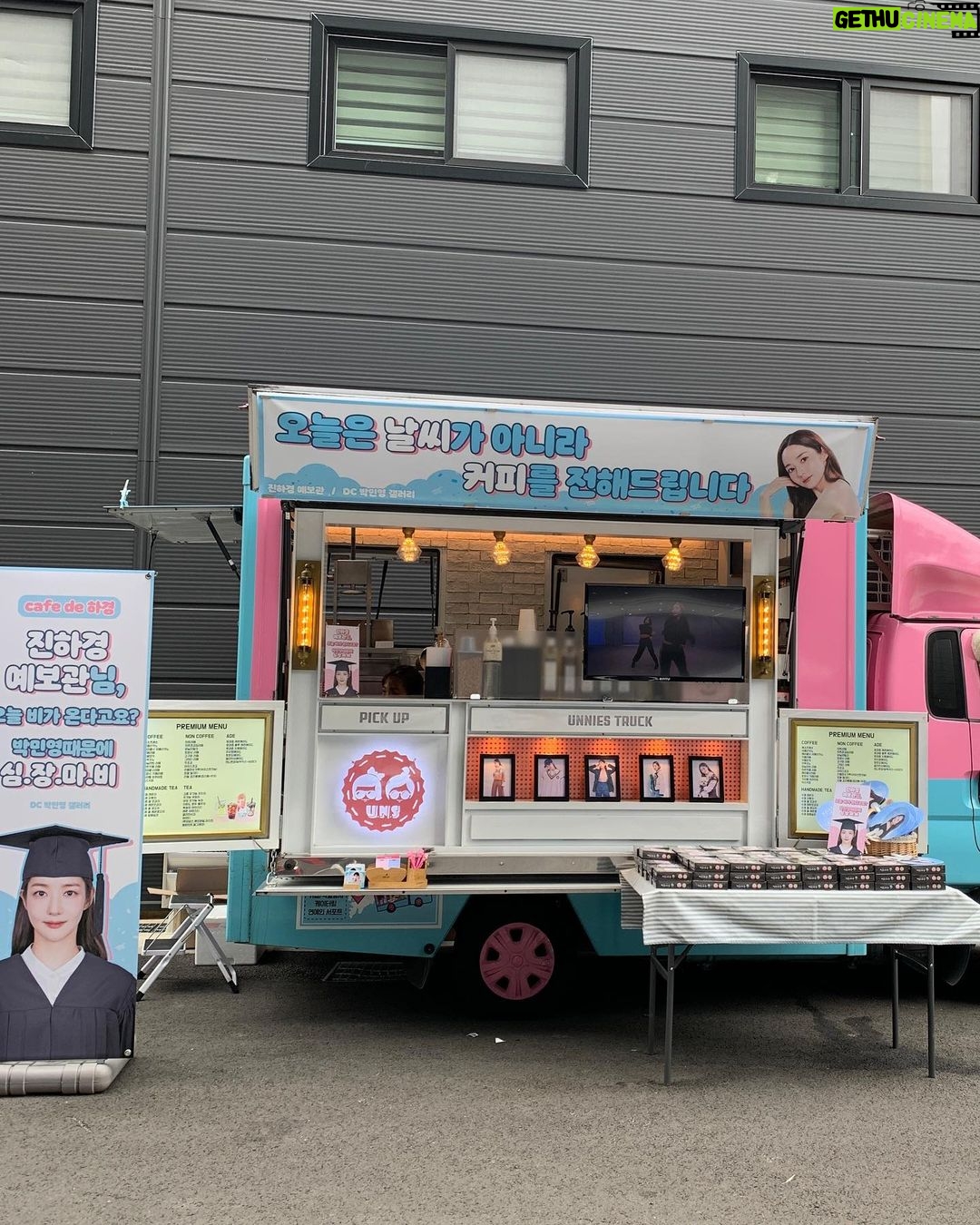 Park Min-young Instagram - #icantlivewithoutyou 콩알들없이못살지 나는🥲🧡 #미뇽갤