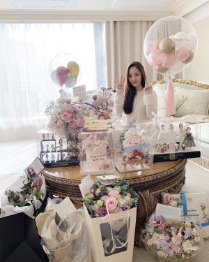 Park Min-young Instagram - @ MY beans, You have always been and always will be the most precious treasure I have in my life. Thank you so much for standing by my side and supporting me throughout the past 14 years. I can’t wait to meet and give each and every one of you a big hug with lots of love! Until then, stay strong and healthy🤍14년전에도 지금도 나에겐 우리 콩알들이 제일 소중한존재. 함께여서 고맙고 사랑스러워서 하나하나 다 안아주고 싶지만 조금 기다렸다가 만나요! 오늘도 고마워요 내사랑들🤍