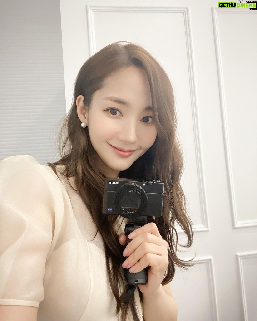 Park Min-young Instagram - 📷 얘랑 친해지는중